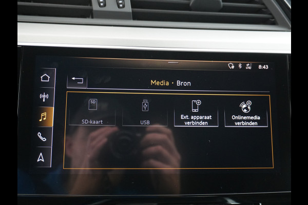 Audi e-tron E-Tron 55 408 PK S-line 95 kWh Quattro Leer Alcantara Apple Carplay Android Audi-Connect Camera Virtual-Cockpit Sportstoelen Par Connected-Services Apple-Carplay Android Interieur-Voorverwarming/koeling Electr.-A-Klep Priv.Glass Niveau-regeling(Automatisch) ESP Hill-Hold Rijstrooksensor AEB Botswaarsch.Systeem Virtual Cockpit sport stoelen Zwarte Hemel  WiFi 150kw snellaadvermogen