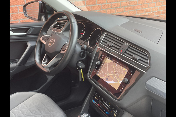 Volkswagen Tiguan 1.5 TSI 150pk DSG Life | Panoramadak | Navigatie | d.m.v. Apple Carplay / Android Auto | Parkeersensoren | Adaptive Cruise Control | Stoel- en stuurverwarming | Ledverlichting | Getinte ramen | Climate Control