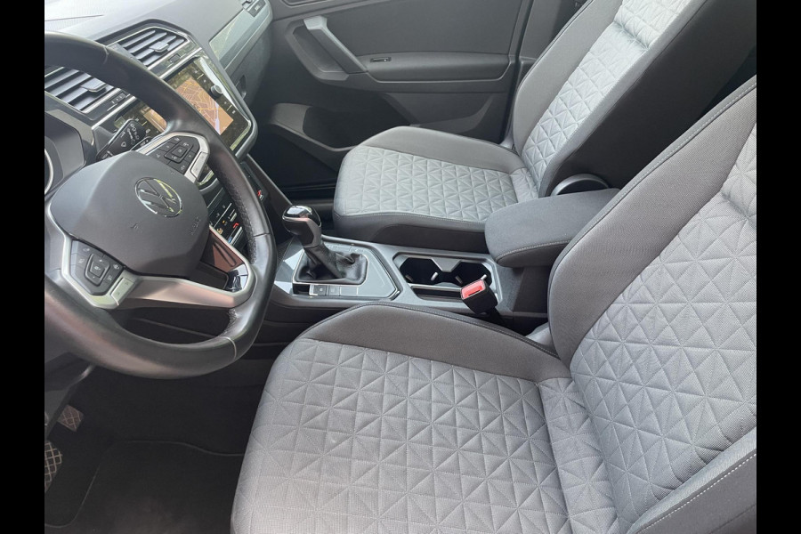 Volkswagen Tiguan 1.5 TSI 150pk DSG Life | Panoramadak | Navigatie | d.m.v. Apple Carplay / Android Auto | Parkeersensoren | Adaptive Cruise Control | Stoel- en stuurverwarming | Ledverlichting | Getinte ramen | Climate Control