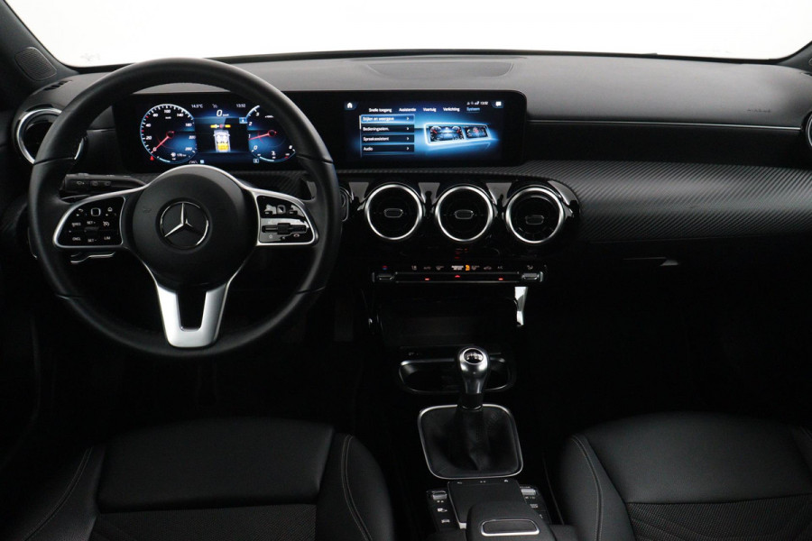 Mercedes-Benz A-Klasse 180 Business Solution (NAVIGATIE, STOELVERWARMING, CAMERA, PDC, 1e EIGENAAR, GOED ONDERHOUDEN)