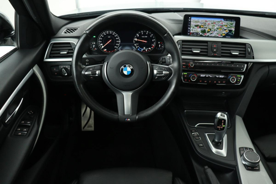 BMW 3 Serie 318i M-Sport | Panoramadak | Leder | Stoelverwarming | Full LED | Camera | Sportstoelen | DAB | Climate control | Bluetooth