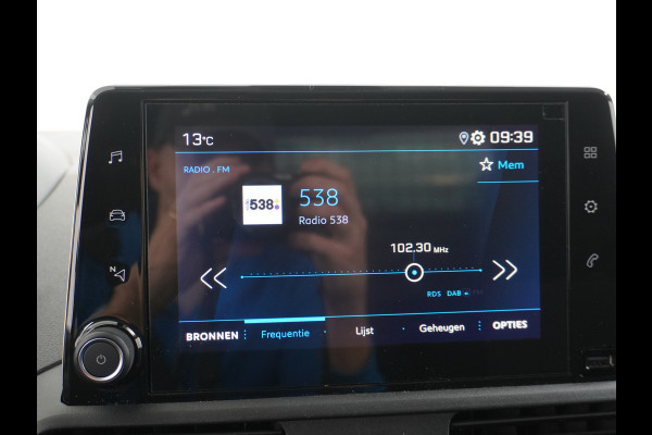 Peugeot Partner HDI 102pk Android Auto Apple Carplay Navi Airco Cruise Control Pdc DAB Bluetooth Carkit 1.5 BlueHDI Premium Schuifdeur Achterdeuren met ruit Connected Electr.ramen en Spiegels CV-Afstandbediend 1500kg trekvermogen!