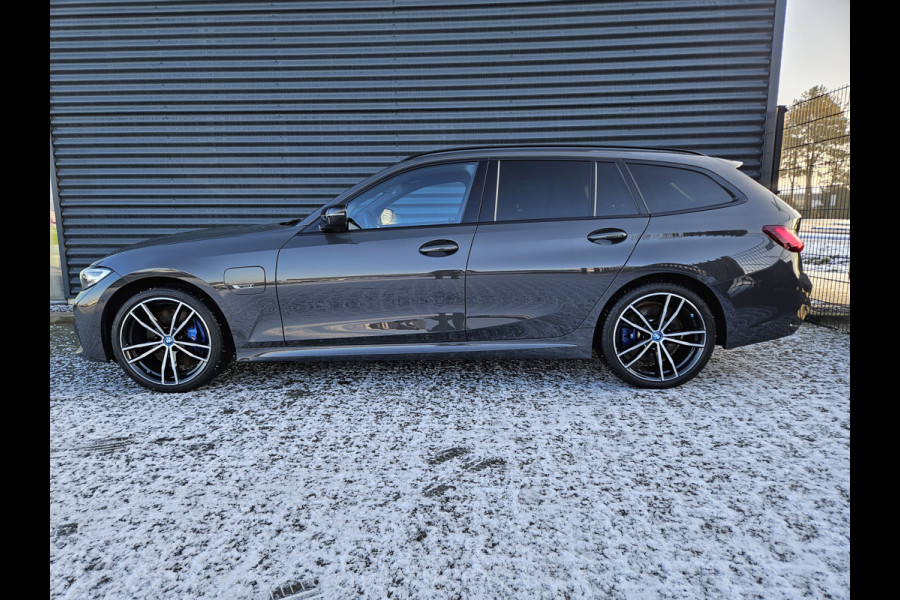 BMW 3 Serie Touring 320e M Sport Shadow Plug in Hybrid Dealer O.H Dravitgrau PHEV | Panodak | 19"L.M | Alcantara Sportstoelen Verwarmd | Apple Carplay | Sfeerverlichting | Navi Pro | DAB |