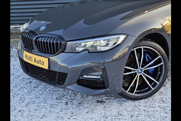 BMW 3 Serie Touring 320e M Sport Shadow Plug in Hybrid Dealer O.H Dravitgrau PHEV | Panodak | 19"L.M | Alcantara Sportstoelen Verwarmd | Apple Carplay | Sfeerverlichting | Navi Pro | DAB |