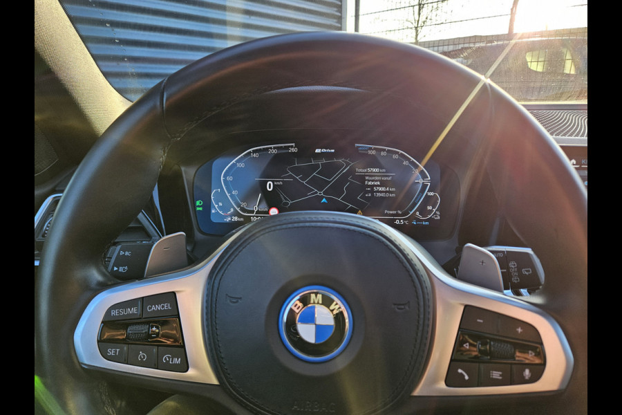 BMW 3 Serie Touring 320e M Sport Shadow Plug in Hybrid Dealer O.H Dravitgrau PHEV | Panodak | 19"L.M | Alcantara Sportstoelen Verwarmd | Apple Carplay | Sfeerverlichting | Navi Pro | DAB |