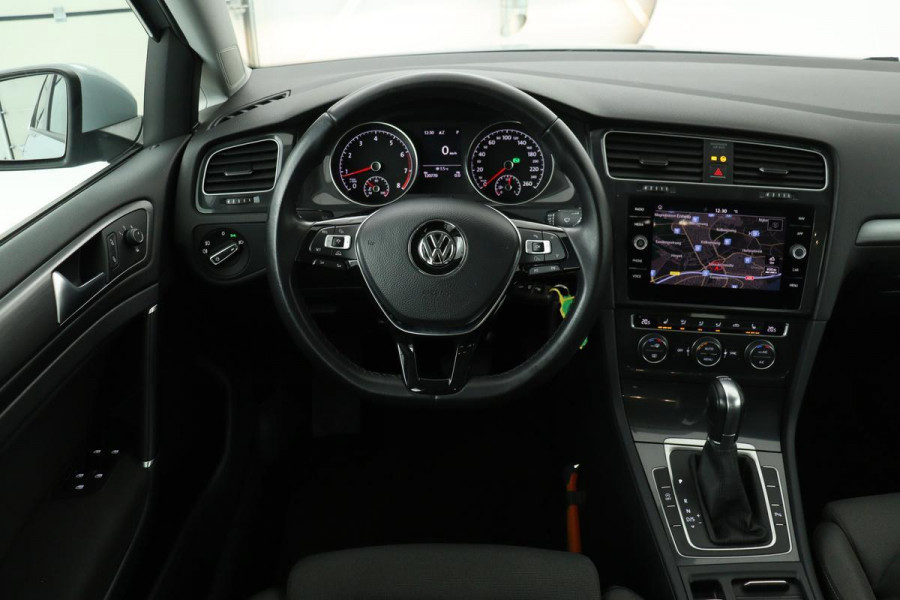 Volkswagen Golf 1.5 TSI Comfortline Business | Stoelverwarming | Trekhaak | Carplay | Massage | Adaptive cruise | Navigatie | Alcantara | Climate control | PDC | Bluetooth