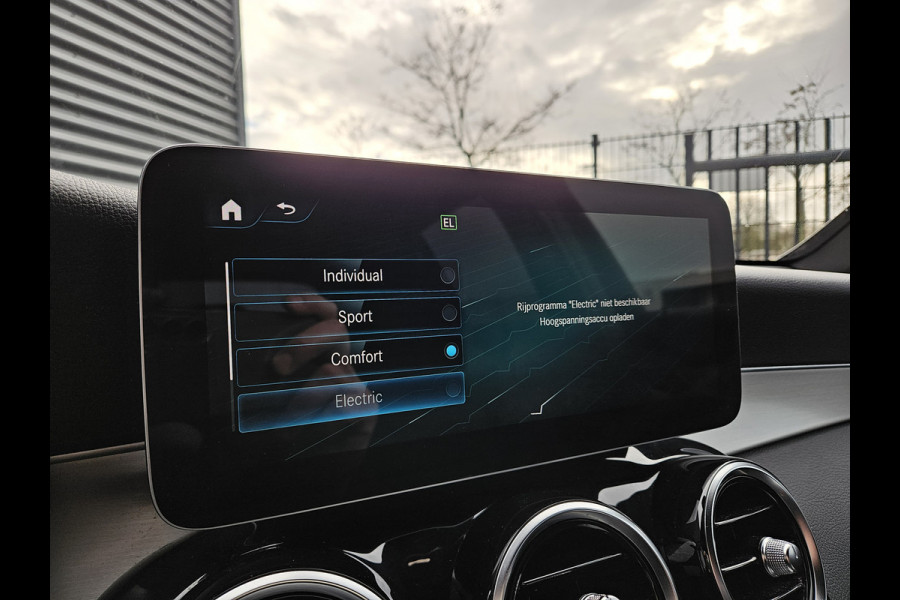 Mercedes-Benz GLC 300e 4MATIC AMG Plug In Hybrid Dealer O.H PHEV | Apple Carplay | Camera | Alcantara Sportstoelen Verwarmd | 19"L.M | Navi | DAB |