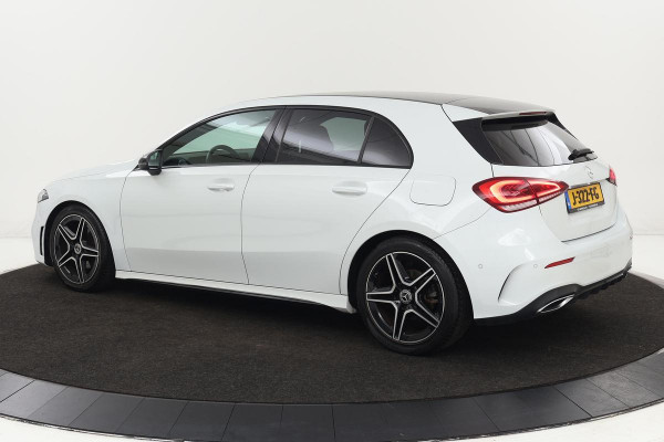 Mercedes-Benz A-Klasse 160 AMG Night | Stoelverwarming | Carplay | Camera | Leder/Alcantara | Widescreen | Navigatie | Full LED | Sportstoelen | Park Assist