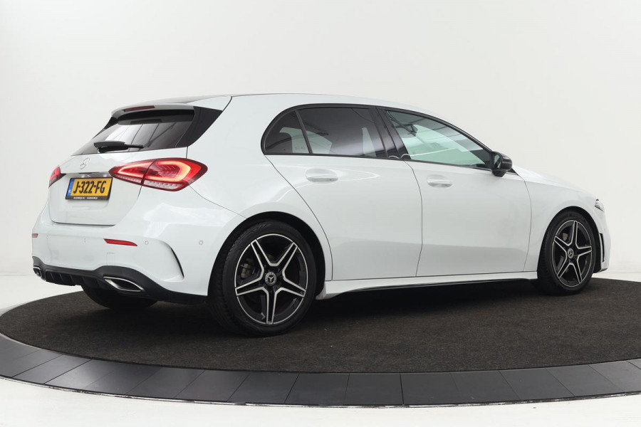 Mercedes-Benz A-Klasse 160 AMG Night | Stoelverwarming | Carplay | Camera | Leder/Alcantara | Widescreen | Navigatie | Full LED | Sportstoelen | Park Assist