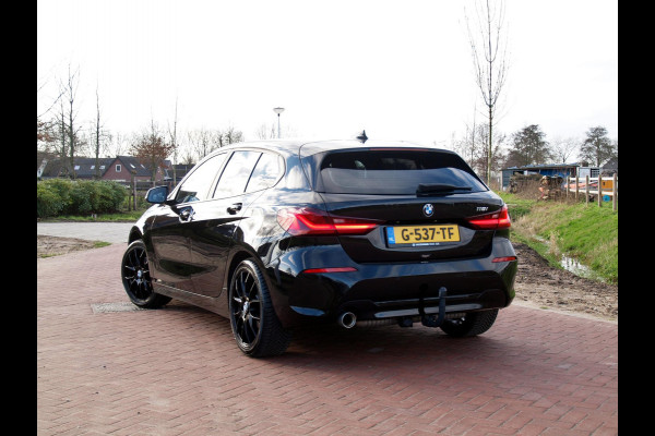 BMW 1-serie 118i Executive Edition | 18 Inch | Apple Carplay | Trekhaak | Cruise Control | Virtual Cockpit |