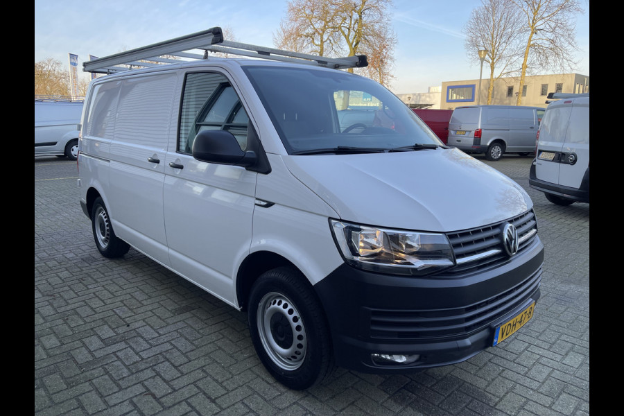 Volkswagen Transporter 2.0 TDI L1H1 Comfortline / vaste prijs rijklaar € 16.950 ex btw / lease vanaf € 311 / Bott ingerichte laadruimte / airco / cruise / imperial / trekhaak 2200 kg ! / euro 6