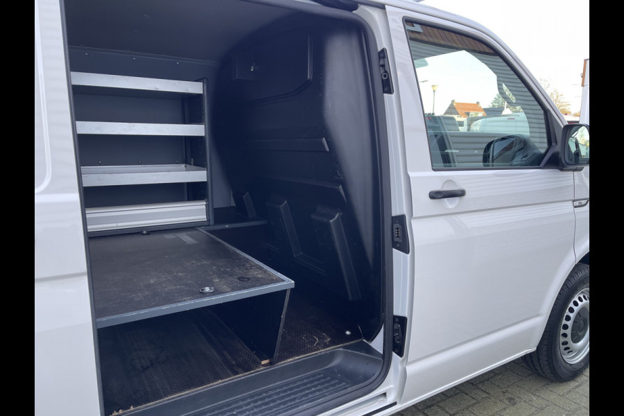 Volkswagen Transporter 2.0 TDI L1H1 Comfortline / vaste prijs rijklaar € 16.950 ex btw / lease vanaf € 311 / Bott ingerichte laadruimte / airco / cruise / imperial / trekhaak 2200 kg ! / euro 6