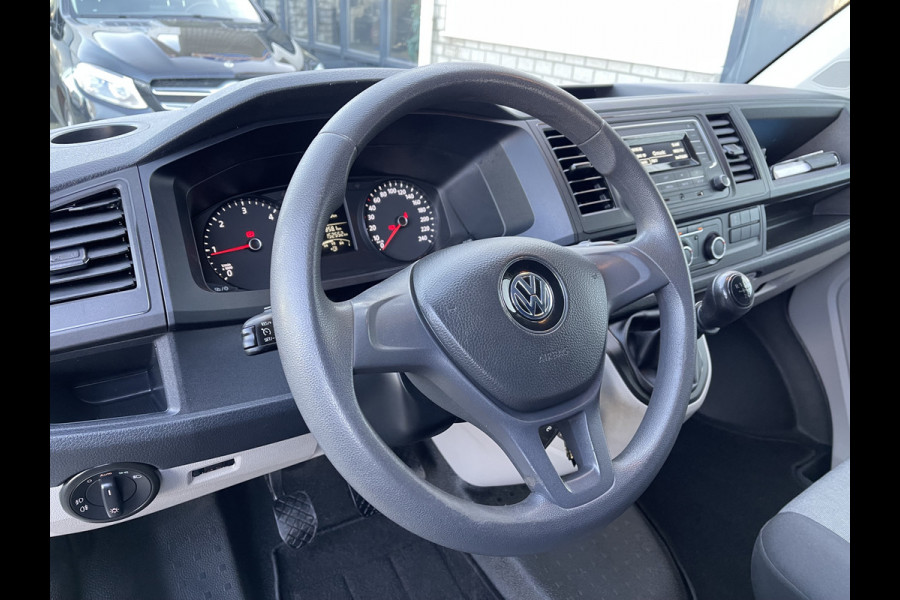 Volkswagen Transporter 2.0 TDI L1H1 Comfortline / vaste prijs rijklaar € 16.950 ex btw / lease vanaf € 311 / Bott ingerichte laadruimte / airco / cruise / imperial / trekhaak 2200 kg ! / euro 6