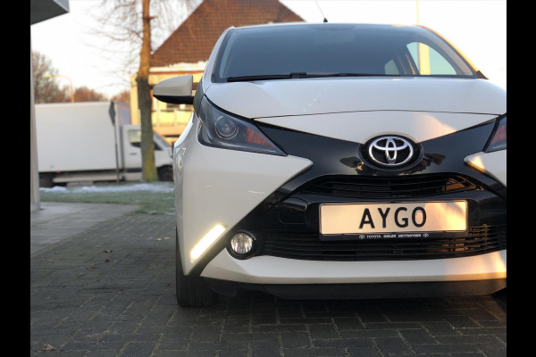 Toyota Aygo 1.0 VVT-i 5D X-Sport | Spoiler, Parkeercamera, Lichtmetalen velgen, Airconditioning, In hoogte verstelbare stoel