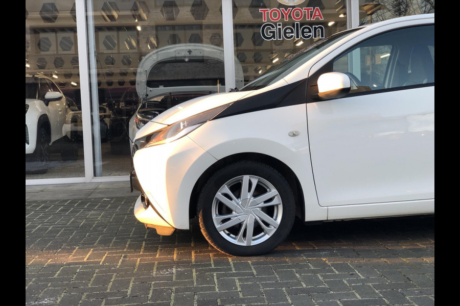 Toyota Aygo 1.0 VVT-i 5D X-Sport | Spoiler, Parkeercamera, Lichtmetalen velgen, Airconditioning, In hoogte verstelbare stoel