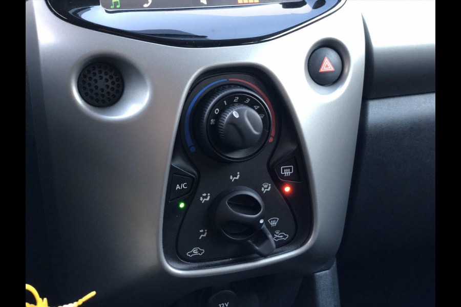 Toyota Aygo 1.0 VVT-i 5D X-Sport | Spoiler, Parkeercamera, Lichtmetalen velgen, Airconditioning, In hoogte verstelbare stoel