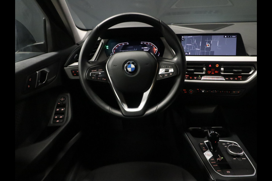 BMW 1-serie 118i High Executive [APPLE CARPLAY, DIGITAL DASH, CRUISE CONTROL, STOELVERWARMING,TREKHAAK, CAMERA, PDC V+A, NAVIGATIE, NIEUWSTAAT]