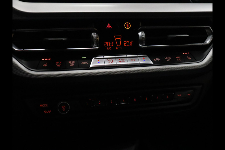 BMW 1-serie 118i High Executive [APPLE CARPLAY, DIGITAL DASH, CRUISE CONTROL, STOELVERWARMING,TREKHAAK, CAMERA, PDC V+A, NAVIGATIE, NIEUWSTAAT]