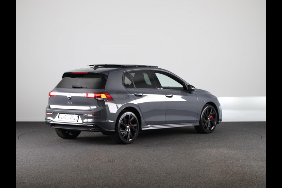 Volkswagen Golf 1.4 eHybrid GTE 245 pk Automaat (DSG) | Navigatie | Panoramadak | Parkeersensoren (Park assist) | Achteruitrijcamera | Adaptieve cruise control | Stoelverwarming | Black Style pakket |