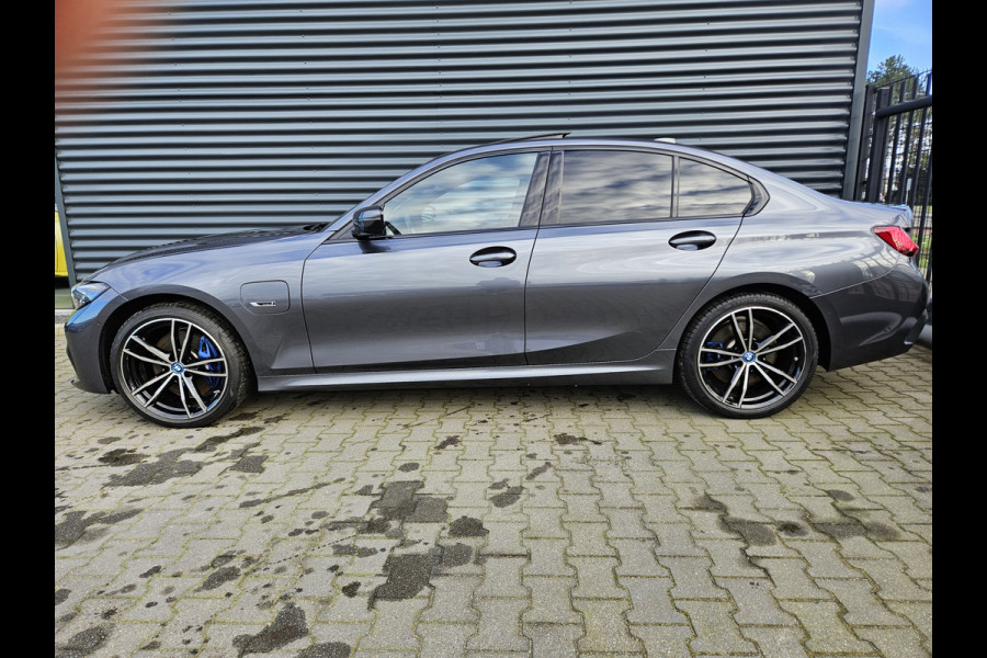 BMW 3-serie 320e M Sport Shadow Plug In Hybrid Dealer O.H PHEV | Schuifdak | Adaptive Cruise | Head Up | 19"L.M | Adaptive Onderstel | Keyless | Camera | Alcantara Sportstoelen |