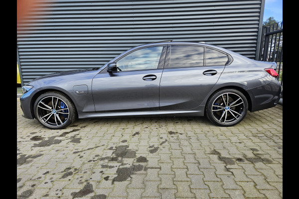 BMW 3-serie 320e M Sport Shadow Plug In Hybrid Dealer O.H PHEV | Schuifdak | Adaptive Cruise | Head Up | 19"L.M | Adaptive Onderstel | Keyless | Camera | Alcantara Sportstoelen |