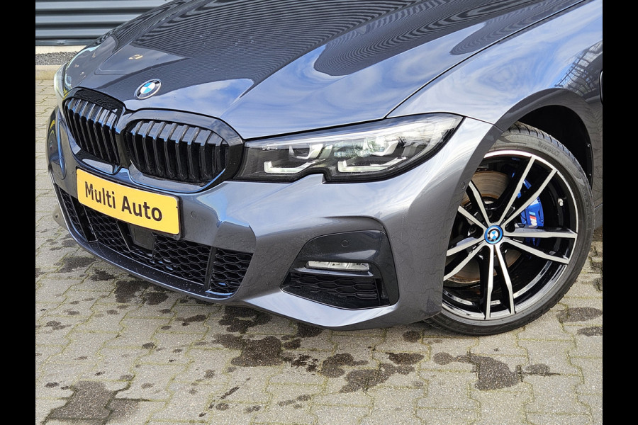 BMW 3-serie 320e M Sport Shadow Plug In Hybrid Dealer O.H PHEV | Schuifdak | Adaptive Cruise | Head Up | 19"L.M | Adaptive Onderstel | Keyless | Camera | Alcantara Sportstoelen |