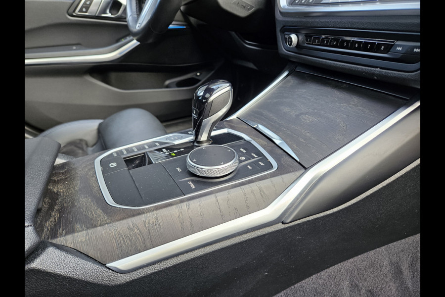 BMW 3-serie 320e M Sport Shadow Plug In Hybrid Dealer O.H PHEV | Schuifdak | Adaptive Cruise | Head Up | 19"L.M | Adaptive Onderstel | Keyless | Camera | Alcantara Sportstoelen |