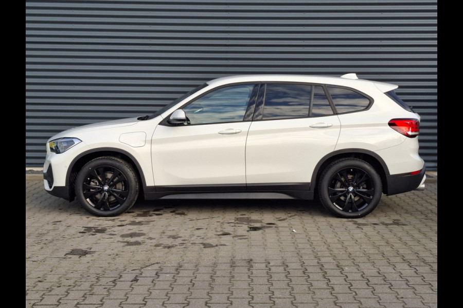 BMW X1 xDrive25e Sportline Black Optic Plug In Hybrid 221pk PHEV | Trekhaak Afneembaar | Navigatie | Camera | L.M. 18" | Stoelverwarming | Climate Control | DAB |