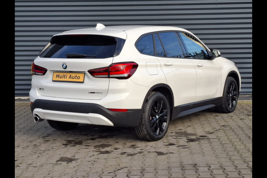 BMW X1 xDrive25e Sportline Black Optic Plug In Hybrid 221pk PHEV | Trekhaak Afneembaar | Navigatie | Camera | L.M. 18" | Stoelverwarming | Climate Control | DAB |