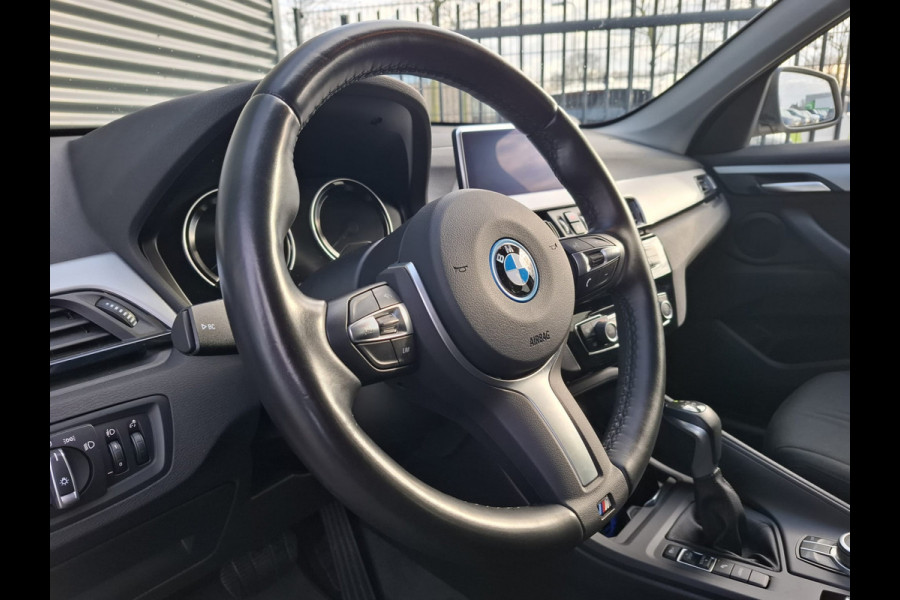 BMW X1 xDrive25e Sportline Black Optic Plug In Hybrid 221pk PHEV | Trekhaak Afneembaar | Navigatie | Camera | L.M. 18" | Stoelverwarming | Climate Control | DAB |