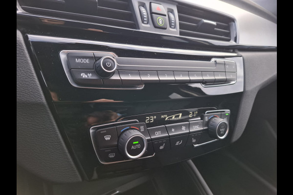 BMW X1 xDrive25e Sportline Black Optic Plug In Hybrid 221pk PHEV | Trekhaak Afneembaar | Navigatie | Camera | L.M. 18" | Stoelverwarming | Climate Control | DAB |