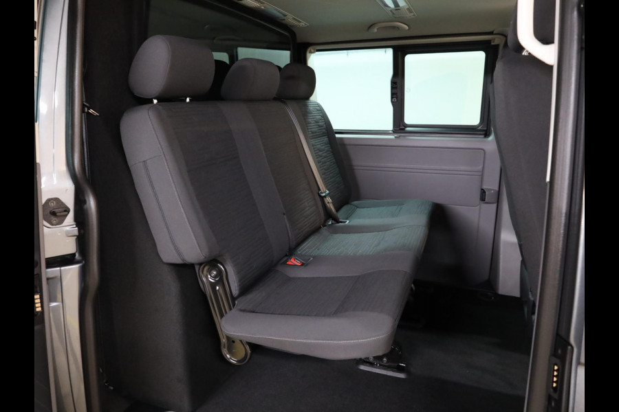 Volkswagen Transporter 2.0 TDI L2H1 32 DC Bulli 204PK DSG (Automaat) | Luxe Caravelle uitvoering | 2 schuifdeuren | Digitale cockpit | 20 "LM velgen | Automatische airco |