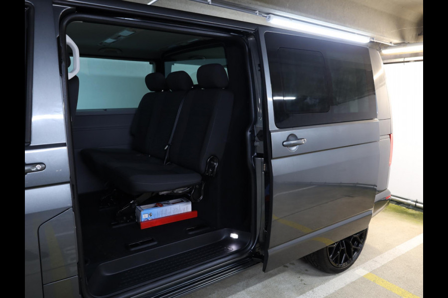 Volkswagen Transporter 2.0 TDI L2H1 32 DC Bulli 204PK DSG (Automaat) | Luxe Caravelle uitvoering | 2 schuifdeuren | Digitale cockpit | 20 "LM velgen | Automatische airco |