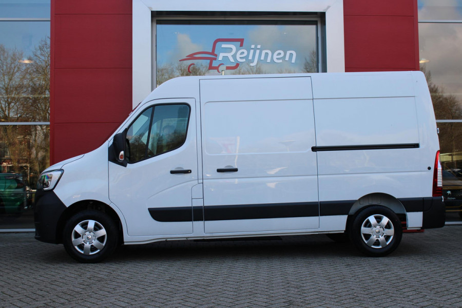 Renault Master T33 2.3 dCi 135PK L2H2 WORK EDITION 3-ZITS | LINKER ZIJSCHUIFDEUR | TREKHAAK | NAVIGATIE | ACHTERUITRIJ CAMERA | PARKEER SENSOREN VOOR / ACHTER | AIRCO | CRUISE CONTROL | MISTLAMPEN VOOR | DODEHOEKDETECTIE | ALL SEASON BANDEN |