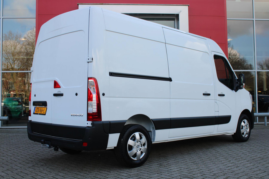 Renault Master T33 2.3 dCi 135PK L2H2 WORK EDITION 3-ZITS | LINKER ZIJSCHUIFDEUR | TREKHAAK | NAVIGATIE | ACHTERUITRIJ CAMERA | PARKEER SENSOREN VOOR / ACHTER | AIRCO | CRUISE CONTROL | MISTLAMPEN VOOR | DODEHOEKDETECTIE | ALL SEASON BANDEN |