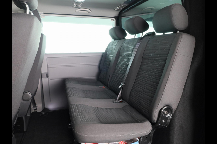 Volkswagen Transporter 2.0 TDI L2H1 32 DC Bulli 204PK DSG (Automaat) | Luxe Caravelle uitvoering | 2 schuifdeuren | Digitale cockpit | 20 "LM velgen | Automatische airco |