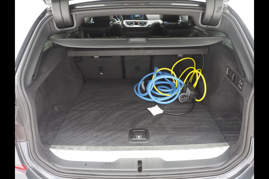 BMW 3 Serie Touring 330e M-Sport Shadow | Panoramadak | HIFI Audio | Sportstoelen | Camera