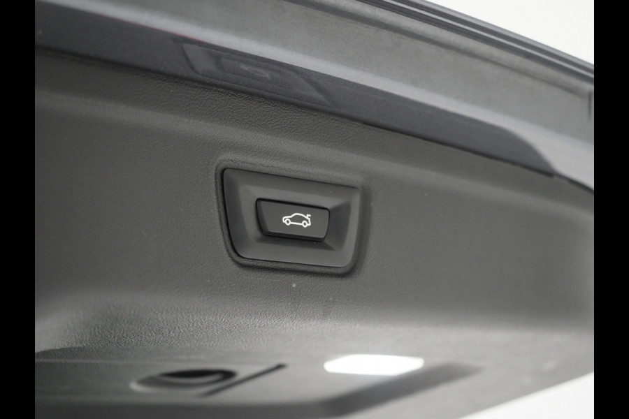 BMW 3 Serie Touring 330e M-Sport Shadow | Panoramadak | HIFI Audio | Sportstoelen | Camera