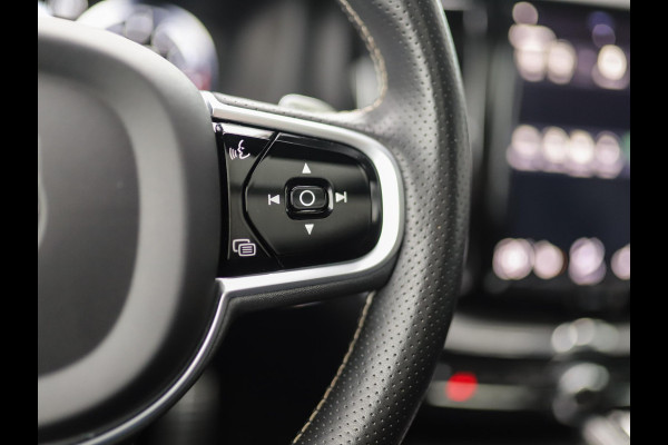 Volvo XC60 2.0 T4 R-Design | Pilot Assist | Trekhaak | Pano | HUD | Camera | Carplay | BLIS