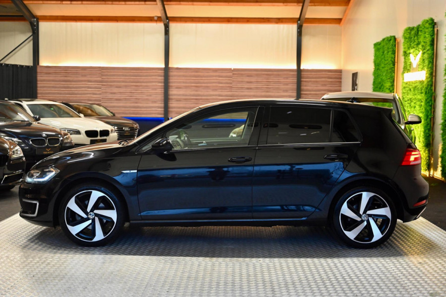 Volkswagen e-Golf - 35,8kwh - Leer - Keyless Entry - Stoelverwarming - Warmtepomp - Adaptive Cruise Control - LED Achterlichten -