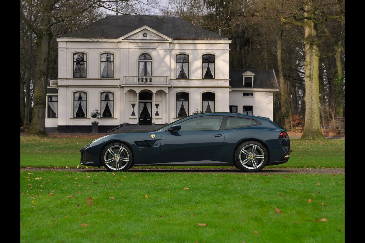 Ferrari GTC4 6.3 V12 Lusso | Atelier Car | Full spec! | Blu Ahrabian | Pano-dak | Lift | 360 cam | CarPlay