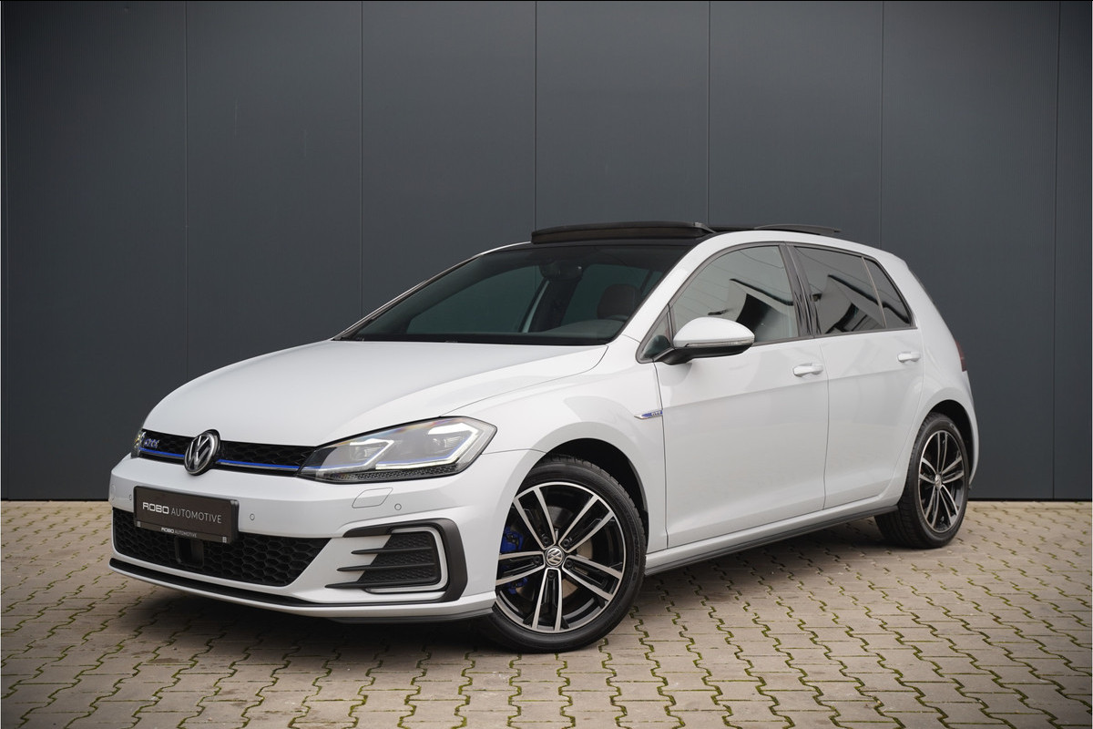 Volkswagen Golf 1.4 TSI PHEV GTE | Panoramadak | Virtual | Stoelverwarming | Keyless | Apple Carplay | LED | Ambiance Verlichting | Adaptive Cruise Control | LM. Velgen | Climate Control | Navigatie |