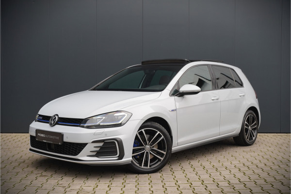 Volkswagen Golf 1.4 TSI PHEV GTE | Panoramadak | Virtual | Stoelverwarming | Keyless | Apple Carplay | LED | Ambiance Verlichting | Adaptive Cruise Control | LM. Velgen | Climate Control | Navigatie |