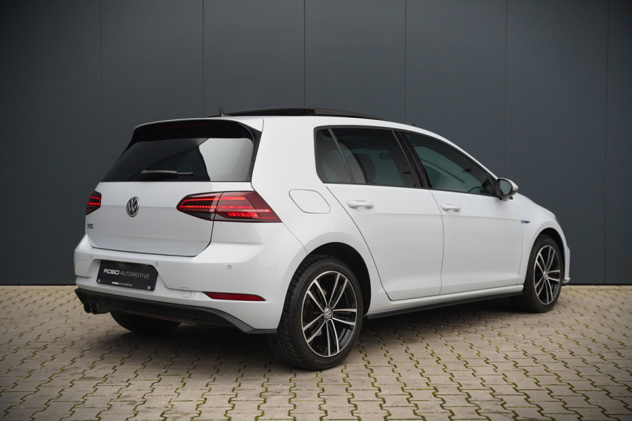 Volkswagen Golf 1.4 TSI PHEV GTE | Panoramadak | Virtual | Stoelverwarming | Keyless | Apple Carplay | LED | Ambiance Verlichting | Adaptive Cruise Control | LM. Velgen | Climate Control | Navigatie |