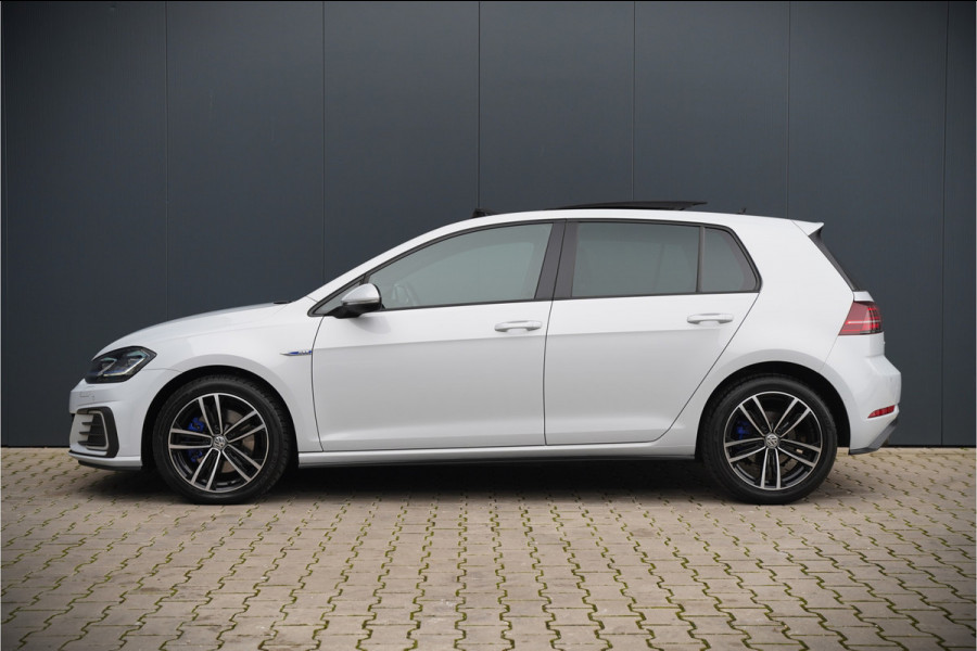 Volkswagen Golf 1.4 TSI PHEV GTE | Panoramadak | Virtual | Stoelverwarming | Keyless | Apple Carplay | LED | Ambiance Verlichting | Adaptive Cruise Control | LM. Velgen | Climate Control | Navigatie |