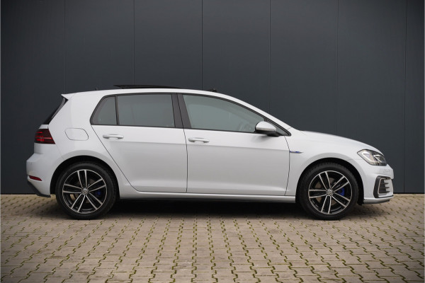 Volkswagen Golf 1.4 TSI PHEV GTE | Panoramadak | Virtual | Stoelverwarming | Keyless | Apple Carplay | LED | Ambiance Verlichting | Adaptive Cruise Control | LM. Velgen | Climate Control | Navigatie |