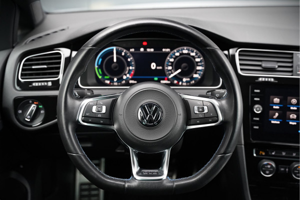 Volkswagen Golf 1.4 TSI PHEV GTE | Panoramadak | Virtual | Stoelverwarming | Keyless | Apple Carplay | LED | Ambiance Verlichting | Adaptive Cruise Control | LM. Velgen | Climate Control | Navigatie |