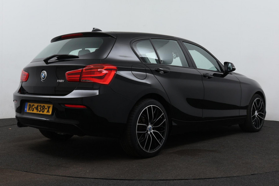 BMW 1-serie 118i Executive AANBIEDING!!! (NL auto, NAP, Navi, Airco 2 zones, PDC, Cruise Control, Etc)