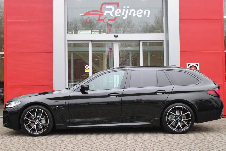 BMW 5 Serie Touring 530e 293PK M-SPORT BUSINESS EDITION PLUS | PANORAMISCH SCHUIF/KANTEL DAK | ELEKTRISCH WEGKLAPBARE TREKHAAK | BMW LASER LIGHT KOPLAMPEN | ELEKTRISCH BEDIENBARE ACHTERKLEP | DRAADLOZE APPLE CARPLAY/ANDROID AUTO | HEAD UP DISPLAY | ELEKTRISCH VERSTELBAAR STUURKOLOM | GETINTE RUITEN | SHADOW LINE PAKKET | NAVIGATIE | STOEL VERWARMING | SFEER VERLICHTING | COMFORT ACCES | DRAADLOZE TELEFOONLADER |