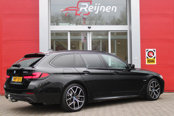 BMW 5 Serie Touring 530e 293PK M-SPORT BUSINESS EDITION PLUS | PANORAMISCH SCHUIF/KANTEL DAK | ELEKTRISCH WEGKLAPBARE TREKHAAK | BMW LASER LIGHT KOPLAMPEN | ELEKTRISCH BEDIENBARE ACHTERKLEP | DRAADLOZE APPLE CARPLAY/ANDROID AUTO | HEAD UP DISPLAY | ELEKTRISCH VERSTELBAAR STUURKOLOM | GETINTE RUITEN | SHADOW LINE PAKKET | NAVIGATIE | STOEL VERWARMING | SFEER VERLICHTING | COMFORT ACCES | DRAADLOZE TELEFOONLADER |